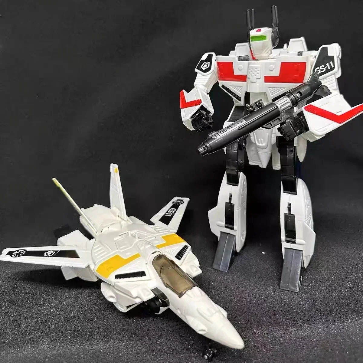 In Stock Transformation Macross Battlestar 1/55 Stealth Fighter