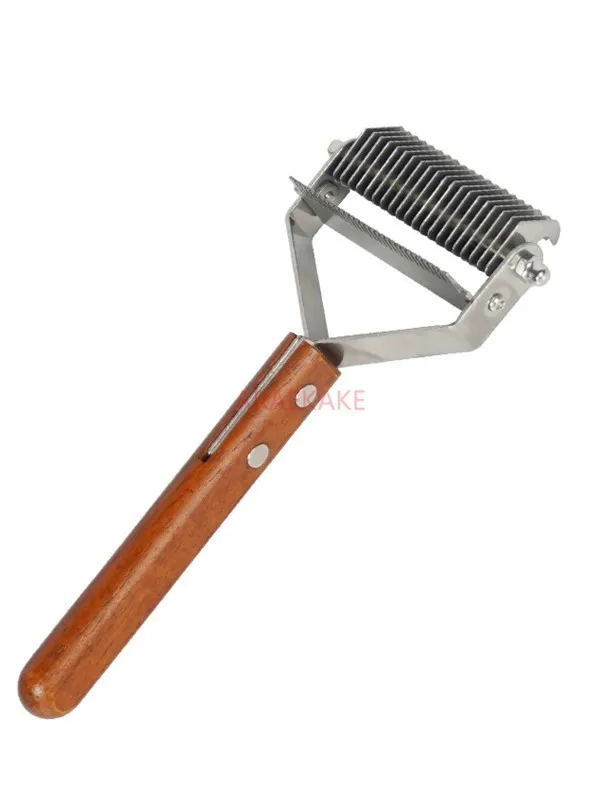 Dogs go to the floating hair comb, pet cats, dog hair brushes, cat combs, teddy bears, pulling hair, combing hair, knotting