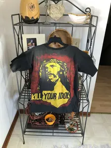 バラの銃が着用しているように着用されているかみそりバラのさわやかな