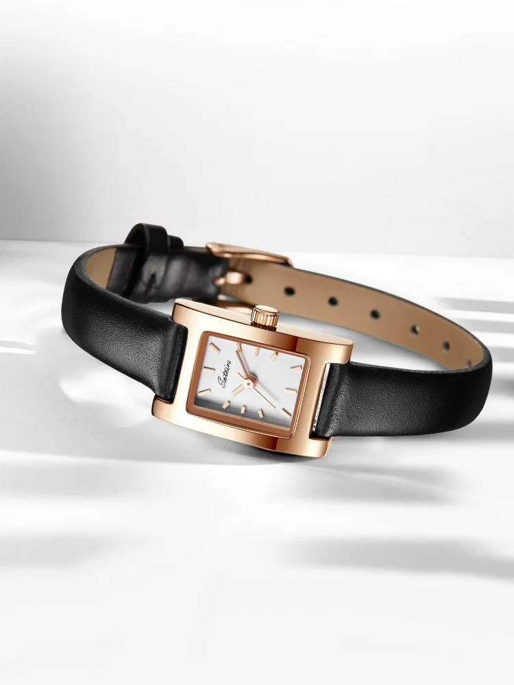 ساعة نسائية مستطيلة بسوار جلدي أسود – تصميم كلاسيك...