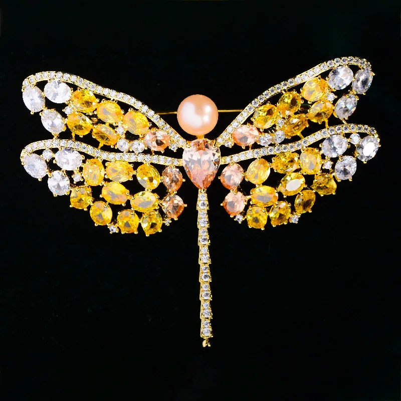 

Brilliant Zirconia Dargonfly Brooches Autumn and Winter Woman Clothing Accessori Elegant Natural Freshwater Pearl Insect Brooch