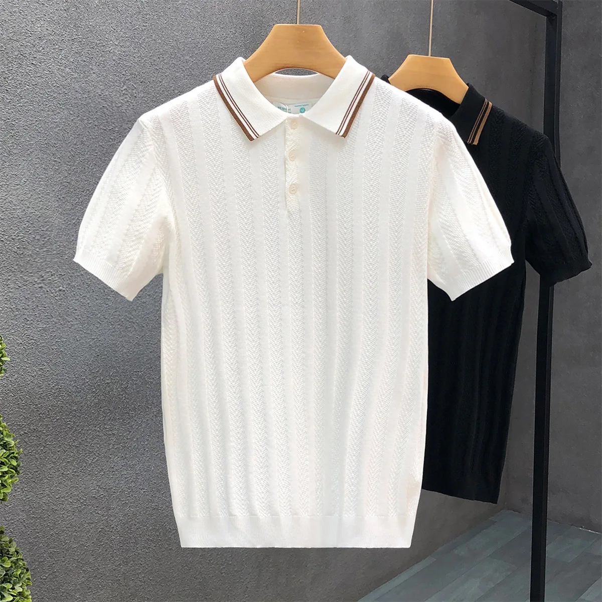 

2024 Summer Fashion Men's Short-sleeved Light Luxury Knitted Beathable Polo Shirt V-Neck Solid Color Knitwear New Clothing A18