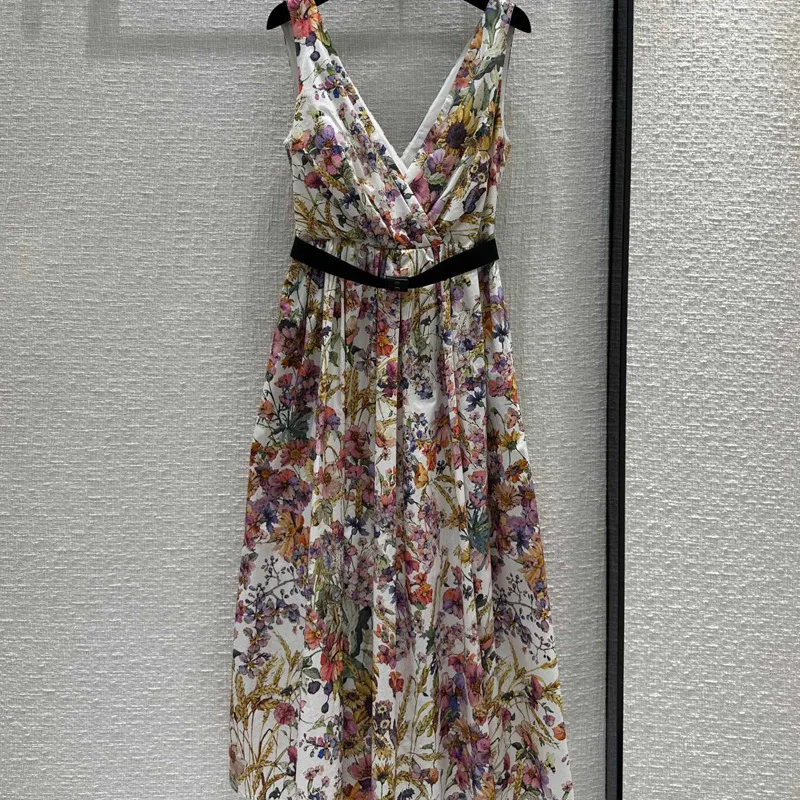 

2024High Quality Floral Print Deep V Strapless Dress with A Vacation Style Countryside Girl Waist Up Big Swing Long Dress Summer