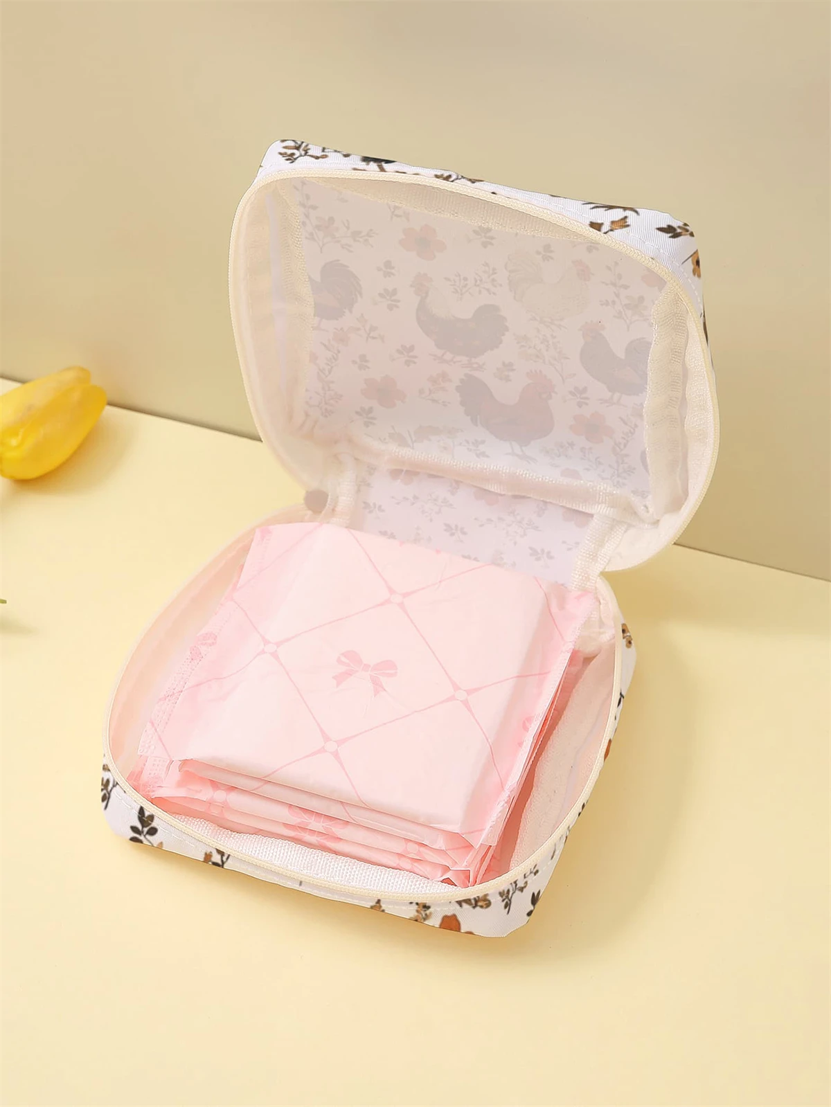 Cartoon hen pattern printed sanitary napkin storage bag, women's lightweight tissue bag, sanitary tissue bag