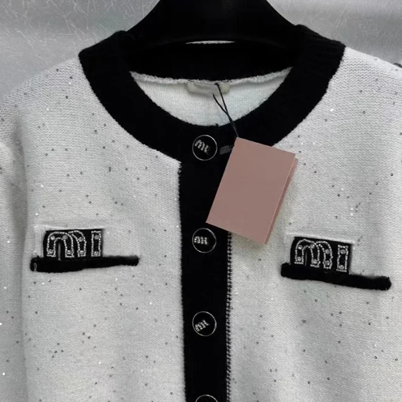 Ropa de mujer Suéteres de punto con lentejuelas de moda francesa Primavera Verano Cárdigan de bolsillo sencillo que combina con todo Tops con botones y cuello redondo