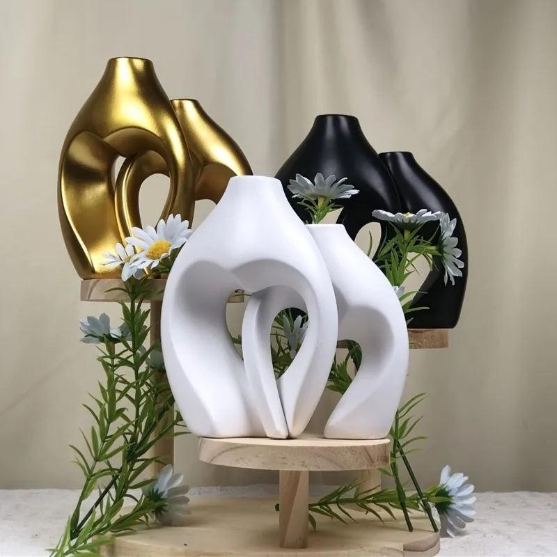 Heart-shaped artistic desktop and wall decoration for dried flowers.