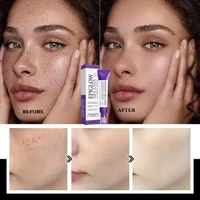 Subtil Glow Velvet Cream crée un effet d'enfoque douce qui évacue visuel le teint pour une apparence soyeuse et polie 5
