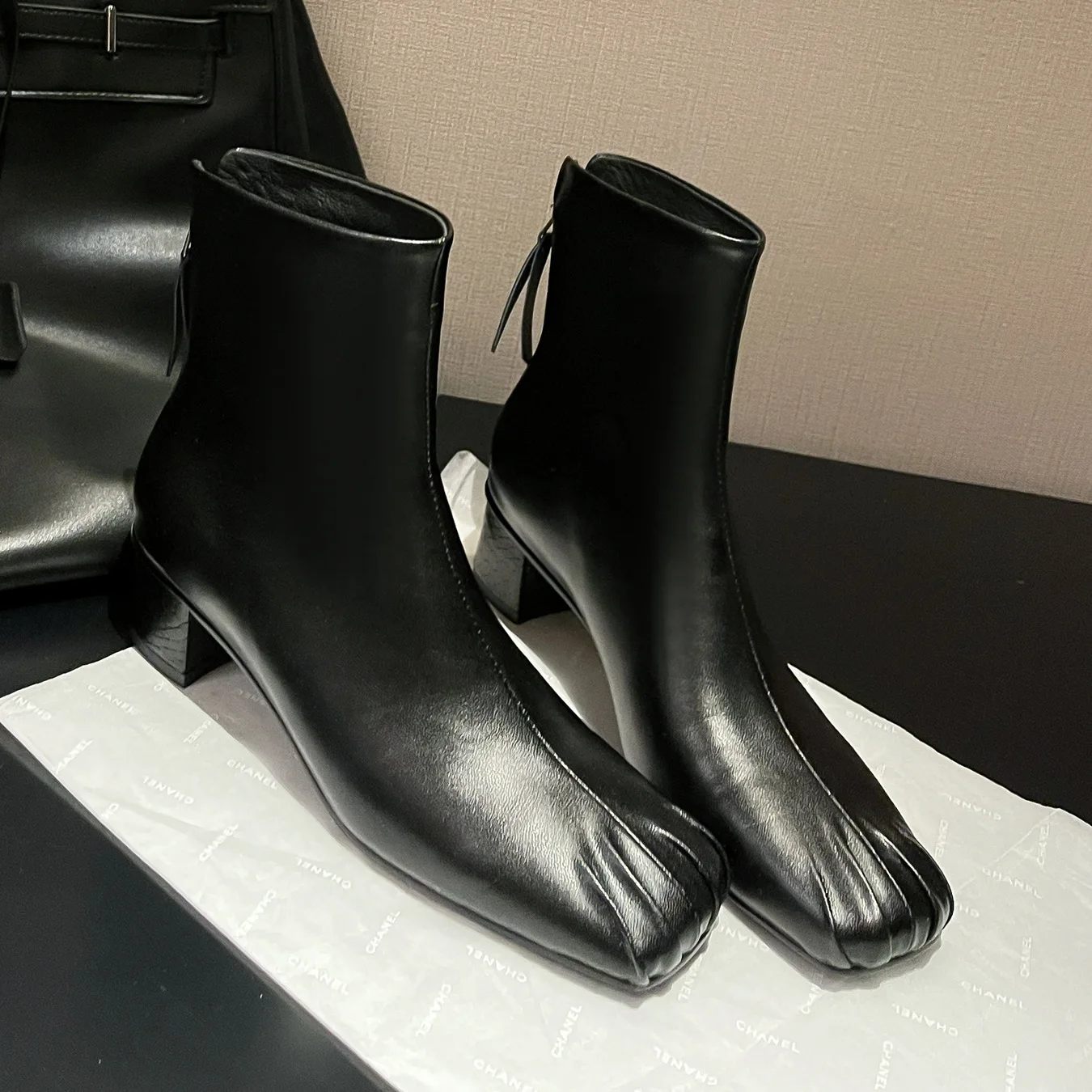 

Ботильоны женские кожаные на квадратном каблуке, плиссированные короткие ботинки на среднем каблуке, на молнии сзади, белые, большие размеры