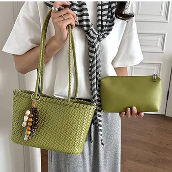 Borsa tote coreana in paglia tinta unita, borsa a tracolla da spiaggia leggera e alla moda, borsa a mano con fibbia magnetica e ciondolo a perline integrato