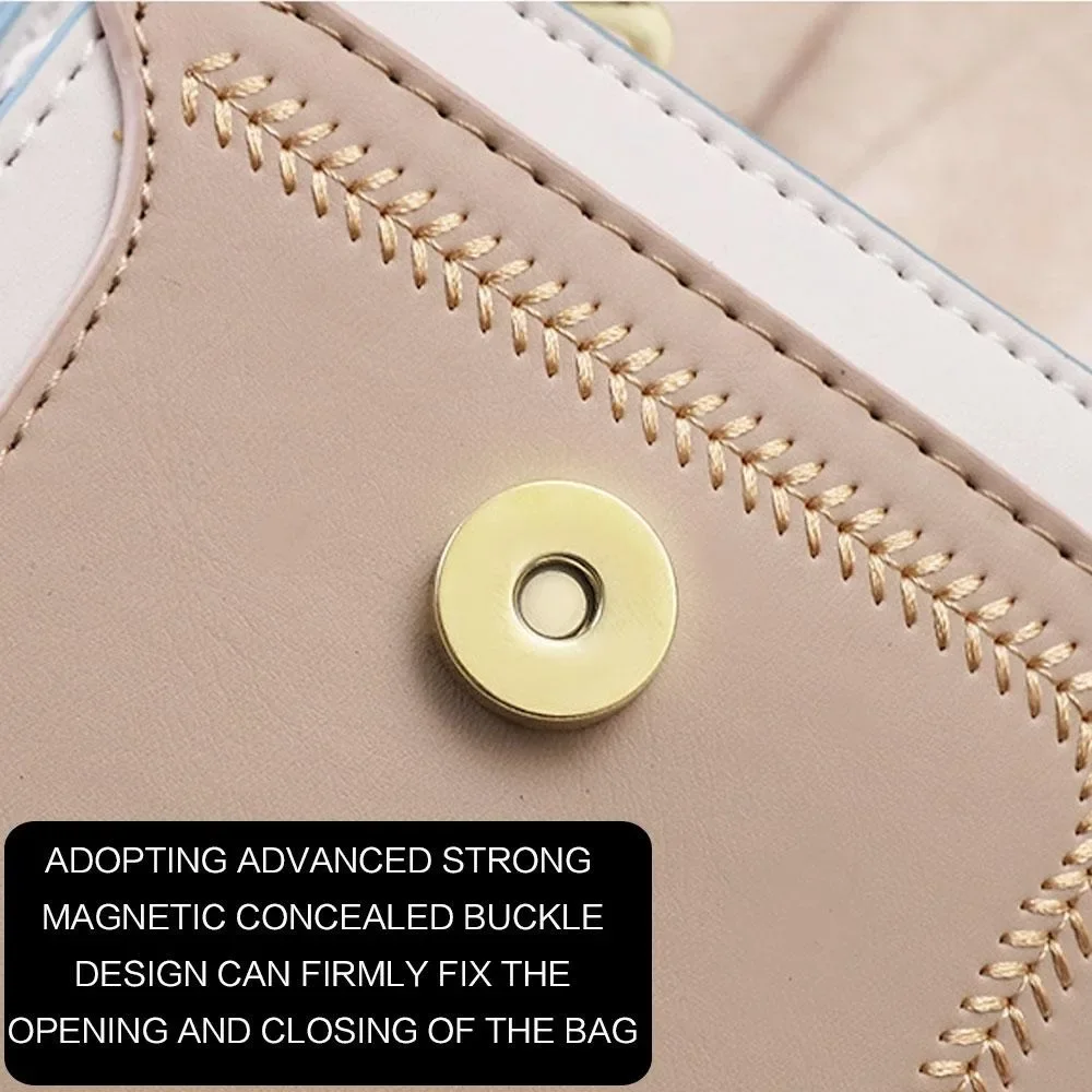 تتميز حقيبة الكروسبودي المربعة الصغيرة هذه بأشرطة...