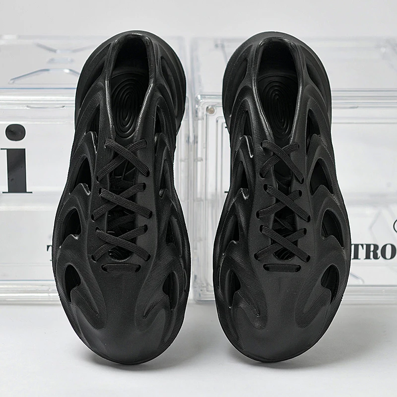 Men's Beach Sandals Unisex Hollow Garden Shoes Designer Male Slippers Brand Men Sneakers Water Shoes Slip On Runner NEW