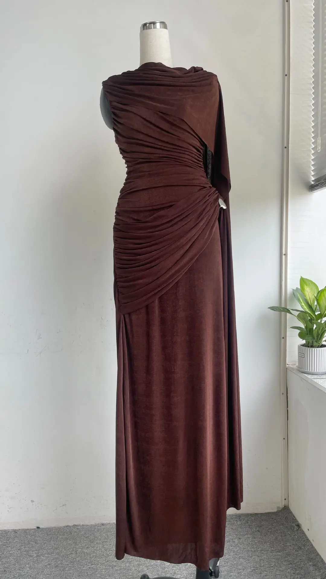 فستان نسائي ضيق غير متماثل بلون سادة مكشكش بدون أك...