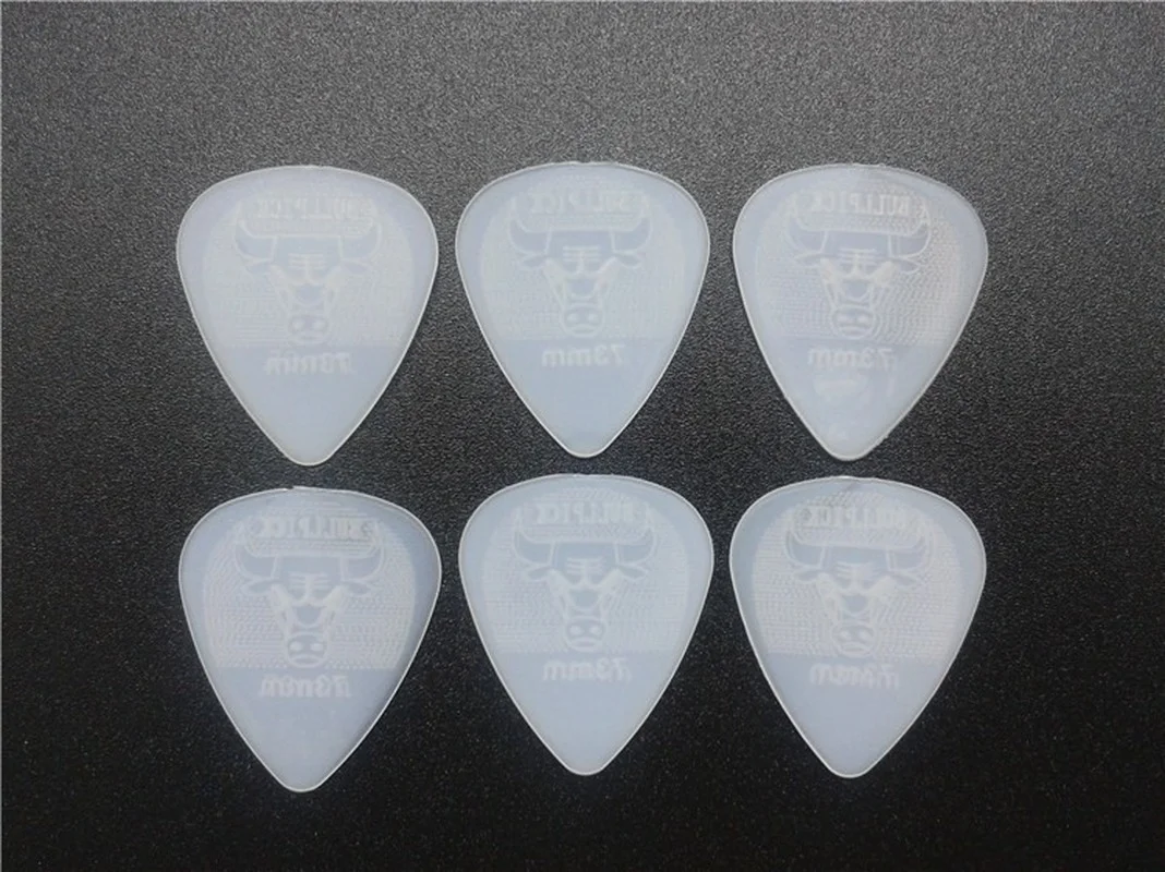 12pcs Bull Head 0.6mm Guitar Pick Super Durable Nylon Non-slip Design Mediator Acoustic Electric Guitarra Strings Strum