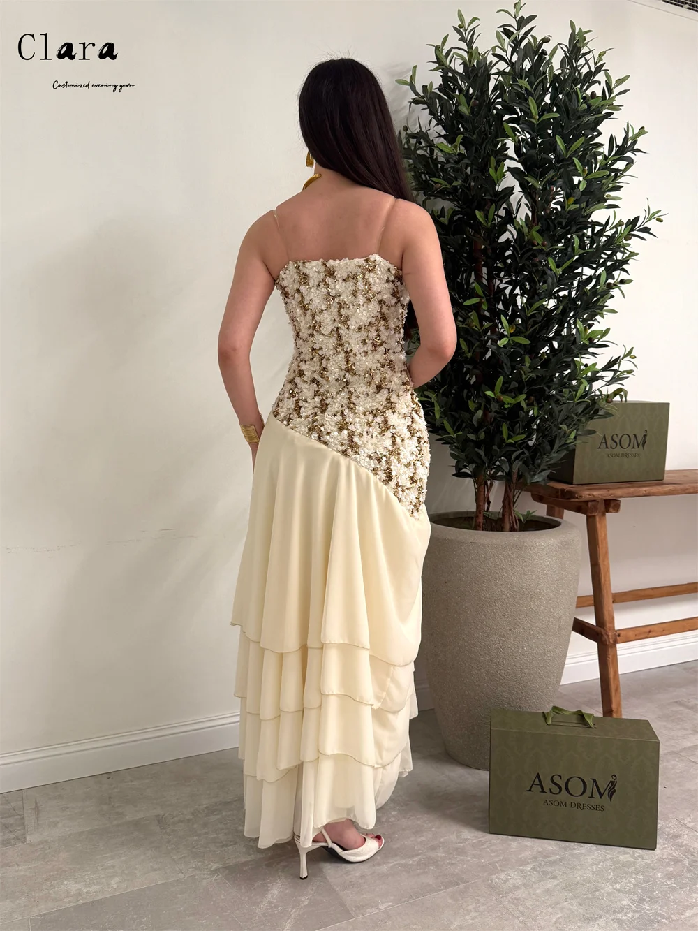 فستان كريمي بطبقات ناعمة وتطريز أنيق