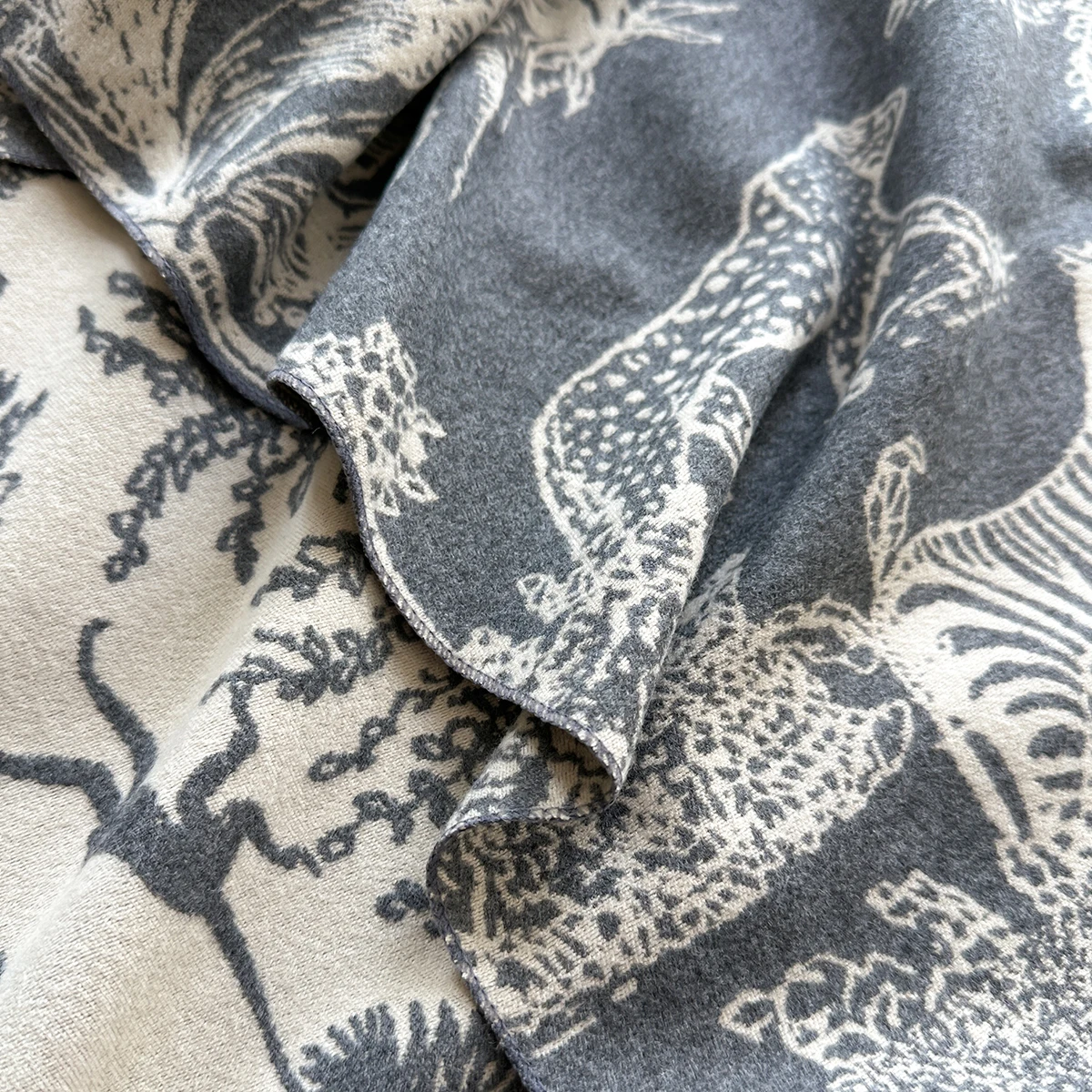 2025 Brand Elegance Two-Sided Print Scarf Soft Warm Fringe Pashmina Shawl Autumn and Winter Outdoor Coldproof Windproof Blanket