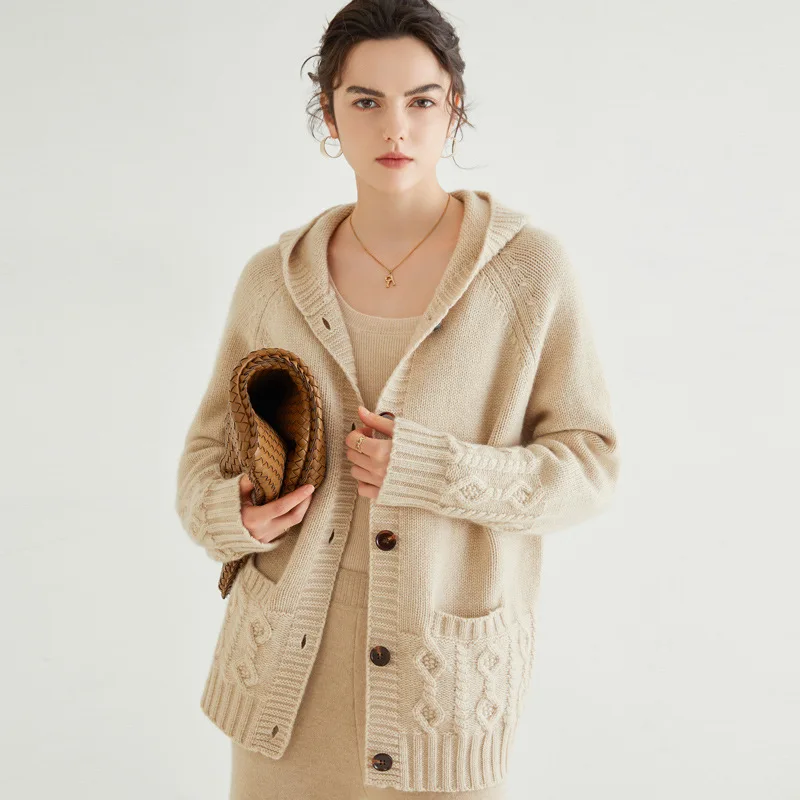 Рисунок 3 - Женский осенне-зимний вязаный кардиган