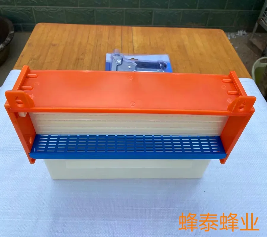 Beekeeping tools beekeeping accessories Plastic fourth generation pollinator feeding box pollen collector