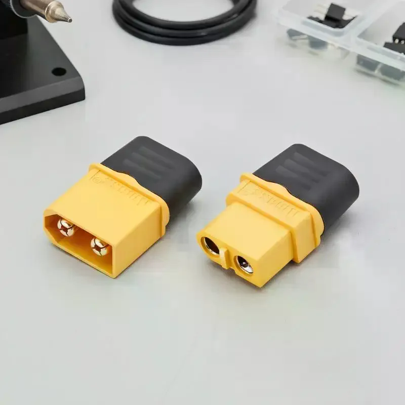 Gros plan sur les connecteurs XT60H mâle et femelle, adaptés aux batteries LiPo.
