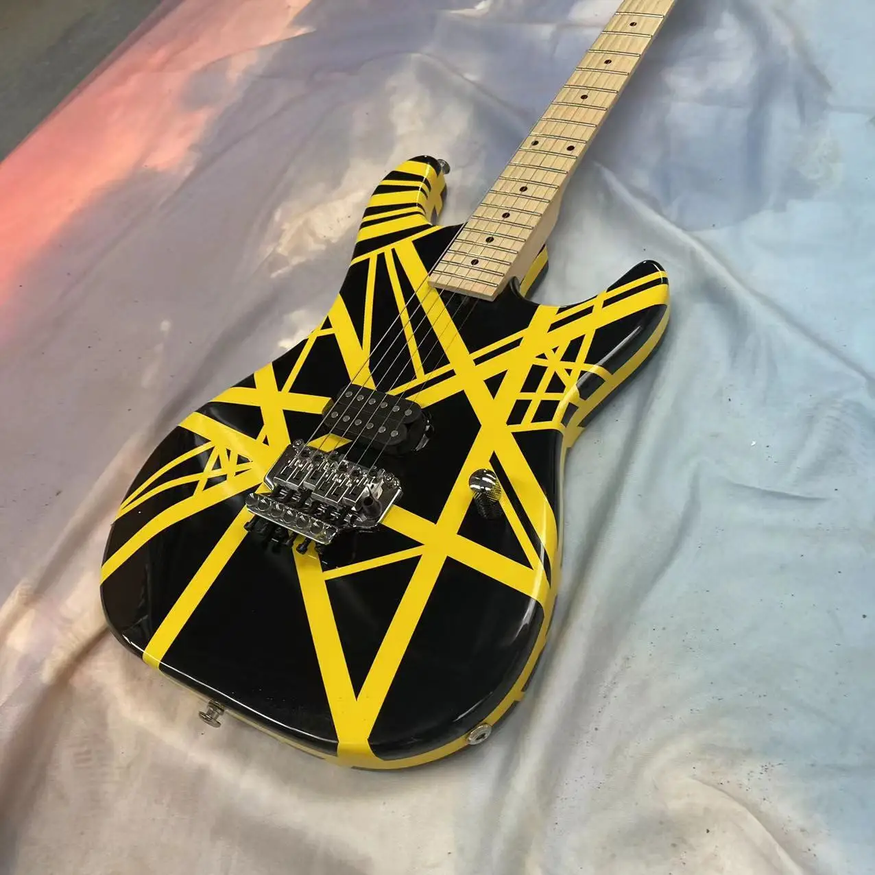 

Hand-painted 6-string electric guitar split body electric guitar, black body with yellow stripes, high gloss, maple fingerboard,