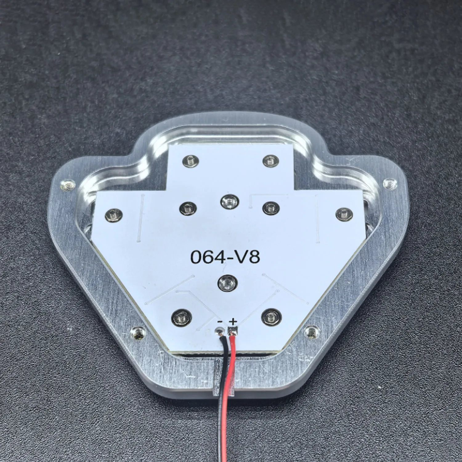 5V Rote LED-Lichtbox mit Metall-V8-Logo für DIY Tamiya 1/14 RC Truck Hydraulikkipper 56371 R620 R470 770S LKW – Detail 3