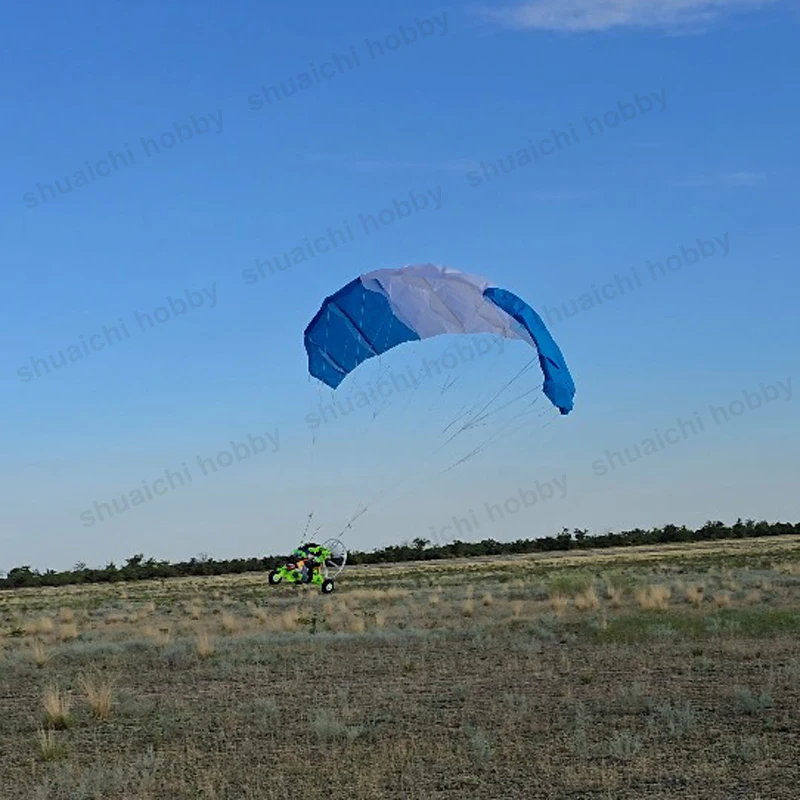Aile du parapente RC 98cm déployée, montrant la voilure et les suspentes