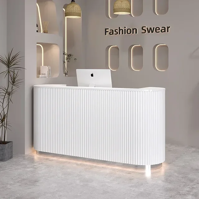 최적의 사무실 환경을 위한 세련된 접대 데스크