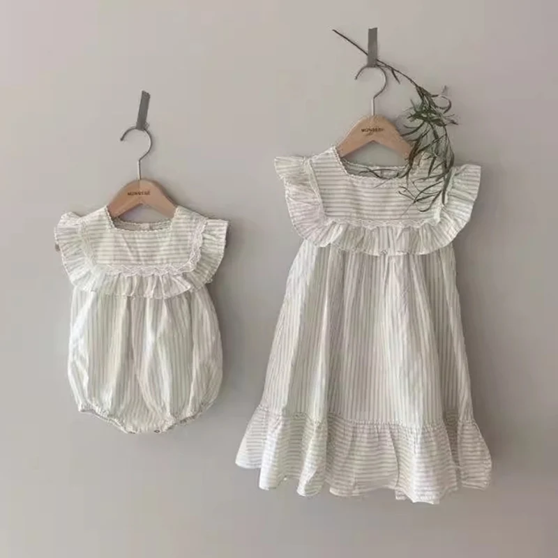 

Новинка летняя Корейская одежда для маленьких девочек платье для девочек полосатый кружевной комбинезон для маленьких девочек Семейный комплект для сестры платья принцессы