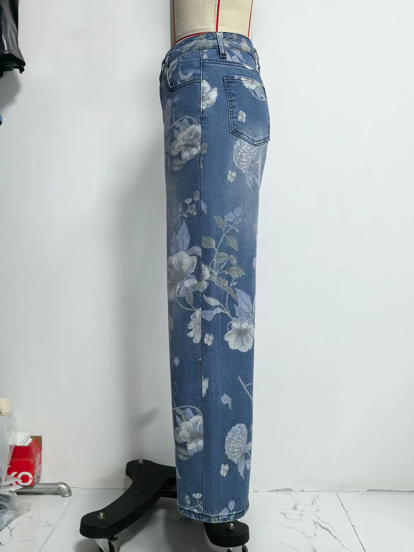 New for 2026: Women's Blue High-waisted Stretch Jeans, Vintage-style Loose-fit Wide-leg Denim Pants with A Floral Print.
