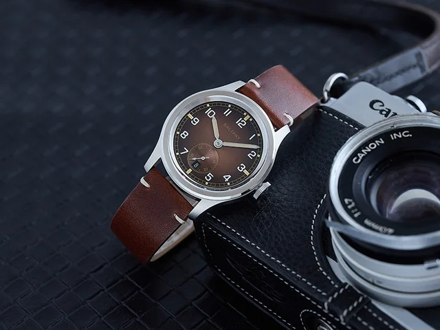 バルタニー-ダースミリタリーウォッチ、サファイア、カレンダー  