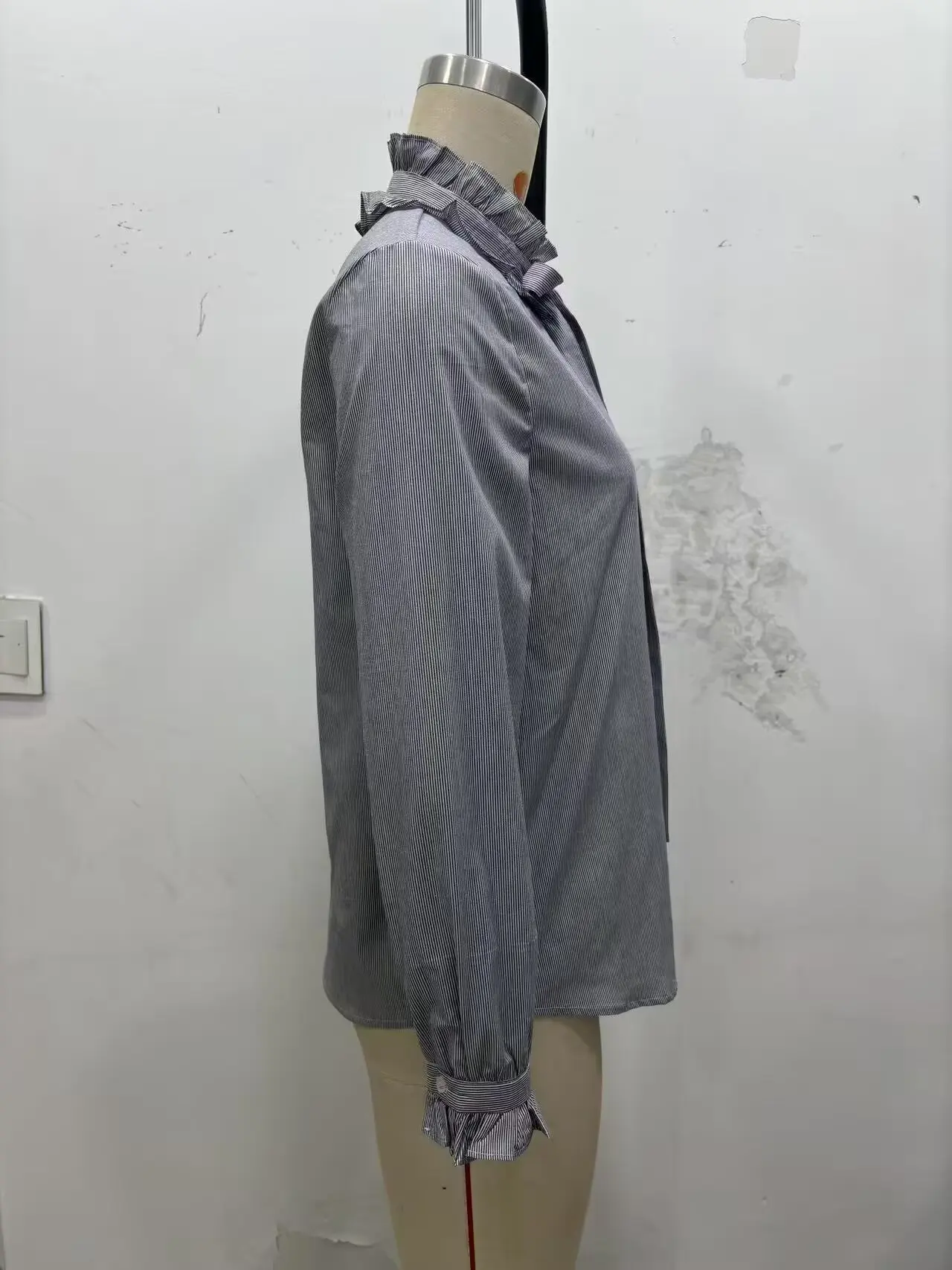 HH Frau Elegante Rüschen Dekoration Lange Ärmel Lose Hemd Weibliche Pendeln Spitze-up Streifen einreiher Herbst Frühling Tops – Detail 4