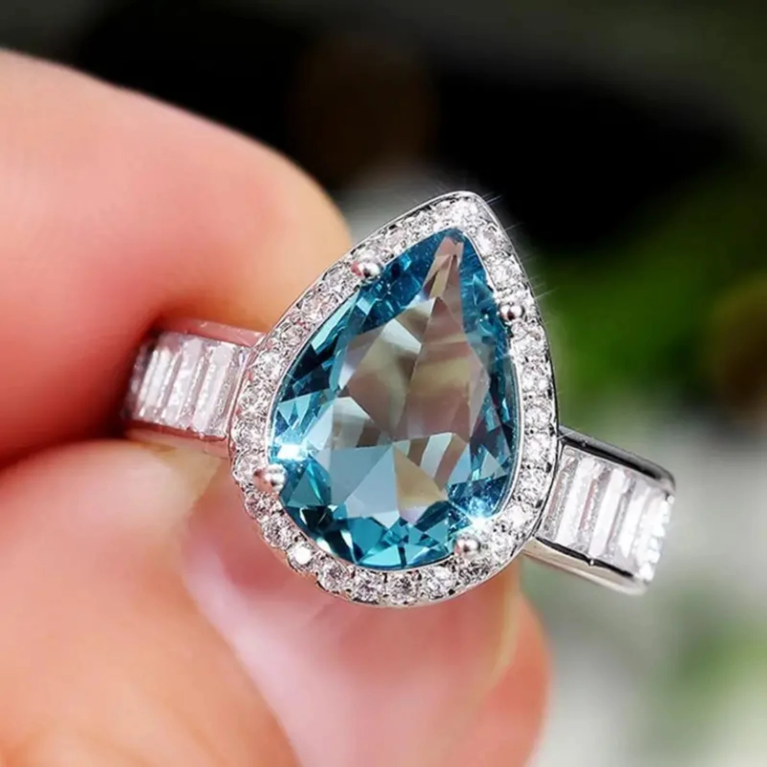 Exquisite and Stunning Water-drop Blue Zircon Engagement Ring with Sparkling Gemstone-Elegant Design for Women's Wedding Band