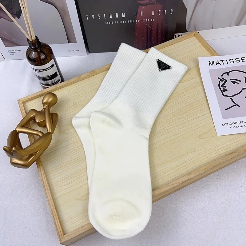 Classic Pure Color Black White P Letter Triangle Label Fashionable Unisex Mid-Calf Hand-Sewn Combed Cotton Socks