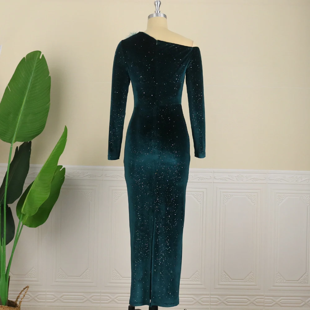 Рисунок 4 - Бархатное платье размера плюс с перьями