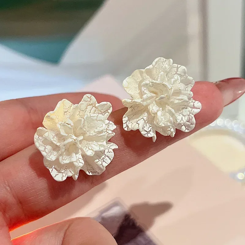 Elegant White Flower Stud Earrings - Unique Design Jewelry