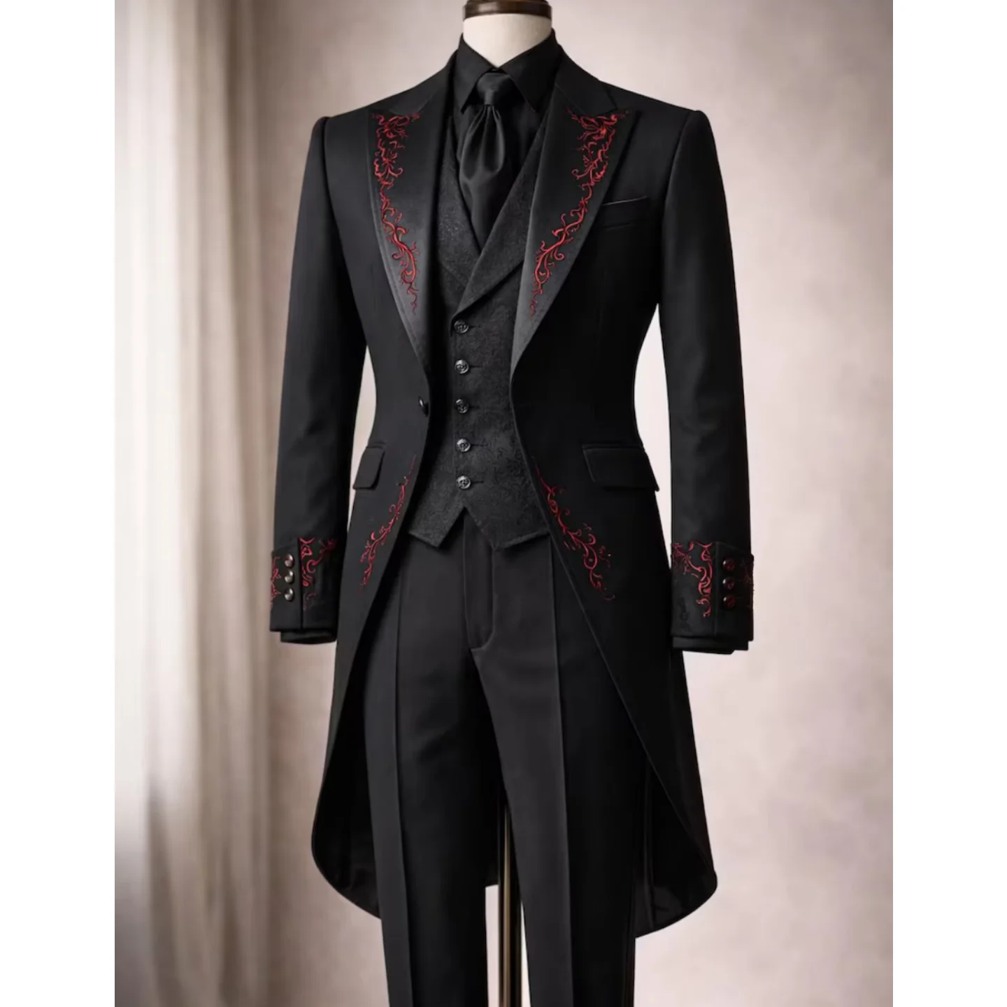 Costume de smoking noir 3 pièces avec broderie rouge