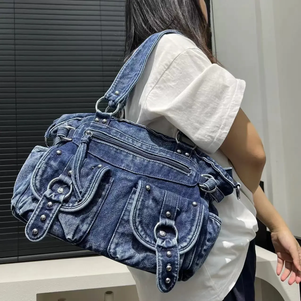 حقيبة يد نسائية من الدنيم المغسول، تتميز بتصميم مت...