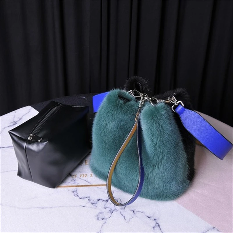 Women's Light Luxury Fur Handbag Natural Mink Fur Single Shoulder Bucket Bag Magnetic Buckle Closes Large Capacity Shoulder Bag