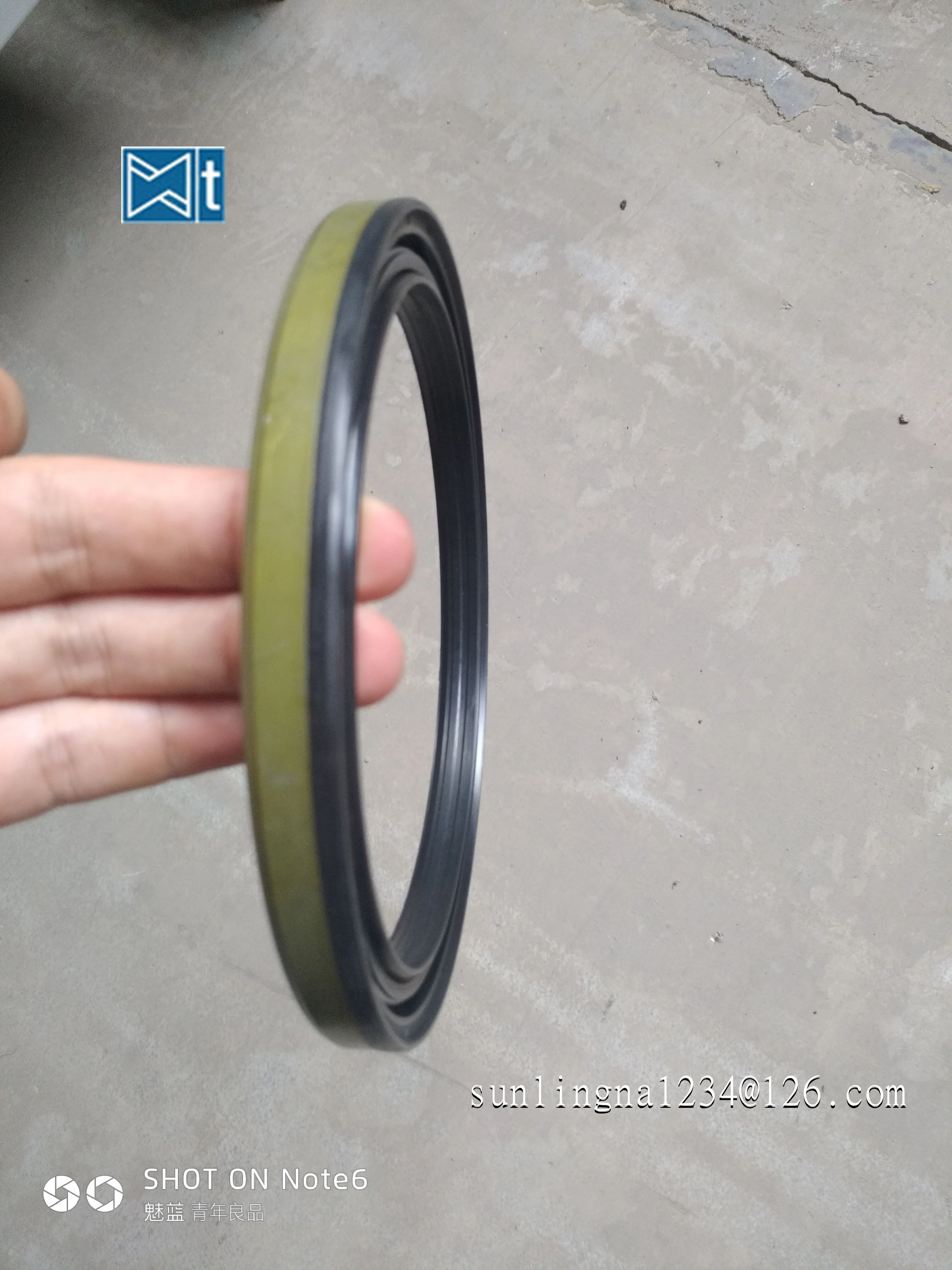 

Tractor hub oil seal 136.8*165*13/12mm/189.8*230*15.5/17mm 12019619B/12037008B Agricultural machinery self rotating core seal