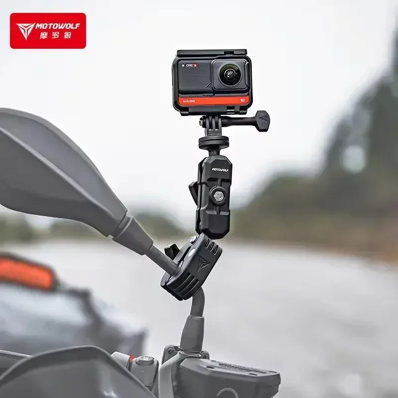 Support de guidon pour caméra d'action 360° monté sur un VTT, prêt pour capturer des aventures tout-terrain.