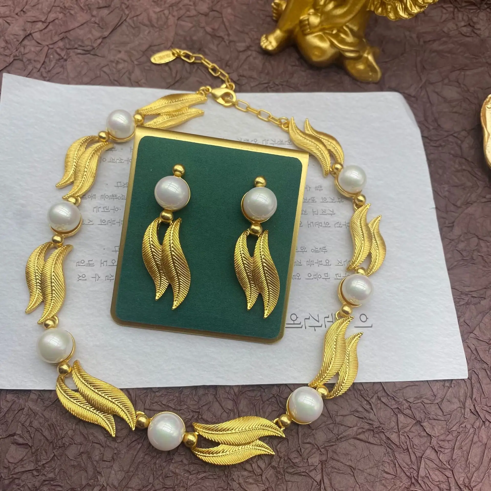 

Caibei Pearl Retro High end Design Earnail Necklace Set