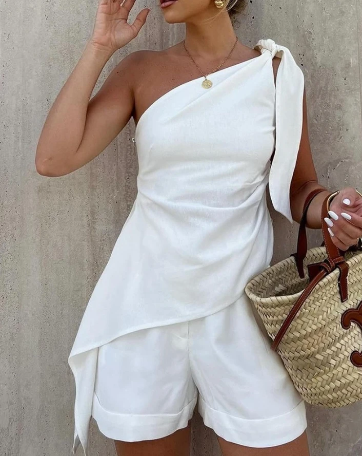 Set Woman 2 Pieces Elegant 20247 Summer White One Shoulder Tied Detail Knotted Asymmetrical Hem Top & Casual Shorts Set guess geva white logo shoulder bag