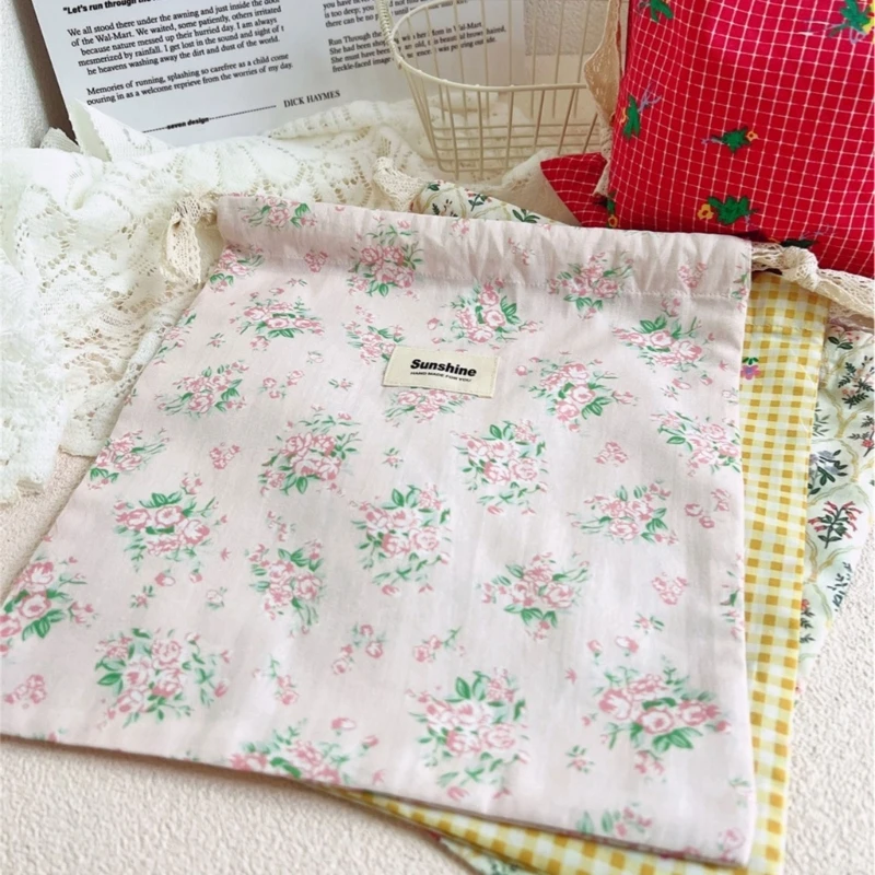 Рисунок 2 - Портативная сумка для мамы с цветочным принтом