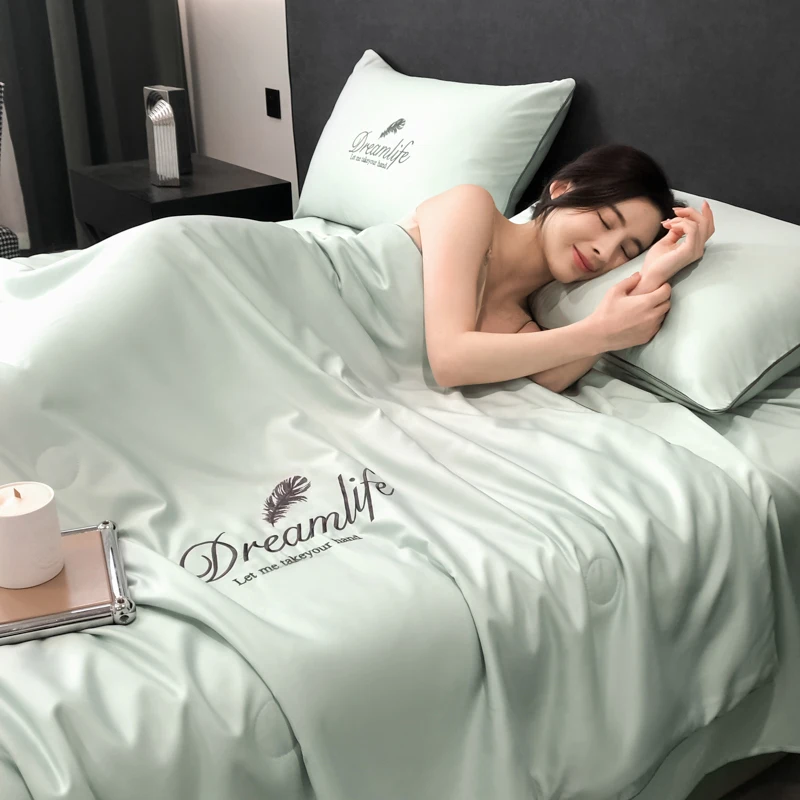 

Embroidered blankets are not stick to the body, summer blankets are soft and skin friendly, and air conditioning feels cold