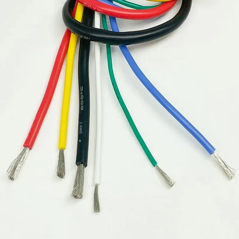 Plusieurs mètres de fil électrique silicone bleu 16 AWG 1.2mm² enroulés, prêts à l'emploi.