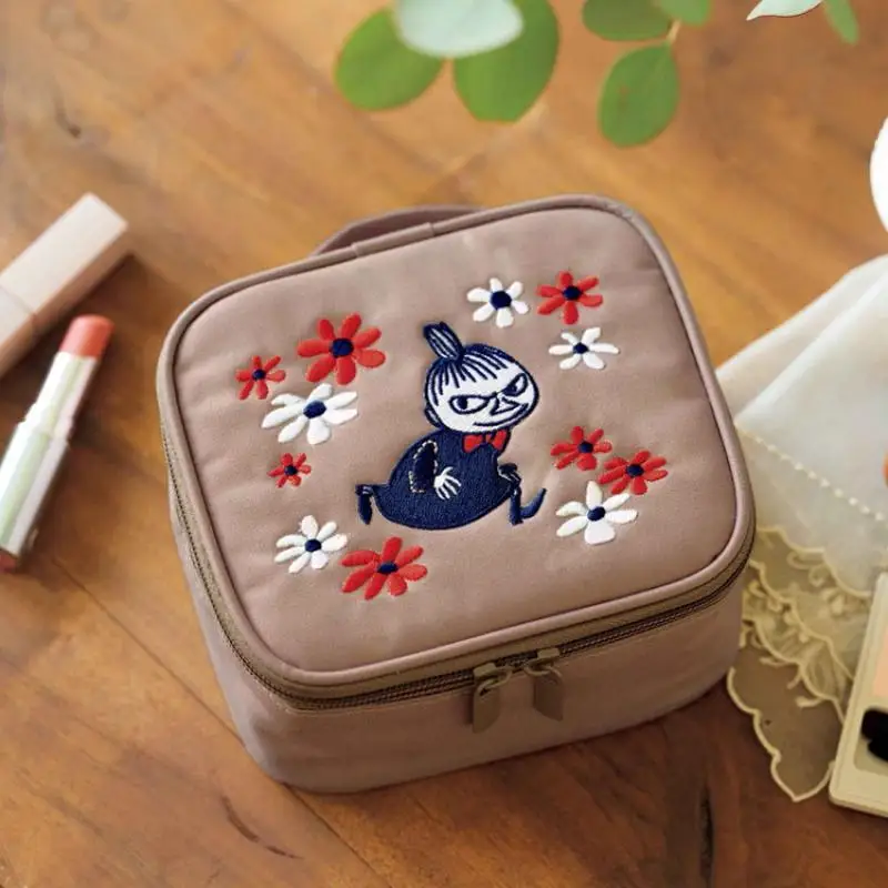 

Новая Изысканная Милая сумка Moomins с милым мультяшным аниме с вышивкой и зеркалом, портативная квадратная косметичка высокой красоты
