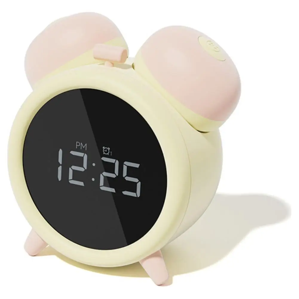 Әдемі брюнетка лесбиянкимен порно