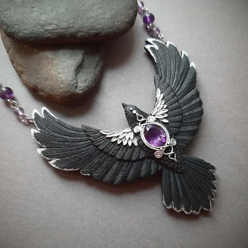 Die Halskette mit Vogelanhänger im Retro-Gothic-Stil und künstlichen Edelsteinen eignet sich für Partys und Versammlungen.