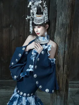 The new hand-tie-dyed ethnic costumes such as cheongsams and fishtail skirts for photography photo shoots with characteristics
