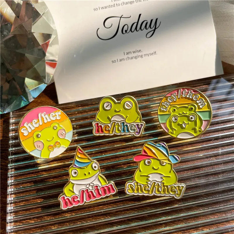 Cartoon Christmas Bow Tie Rana Smalto Spilla Creativo Arcobaleno Cappello Animale Lettera Distintivo Donne Amici Gioielli Regalo