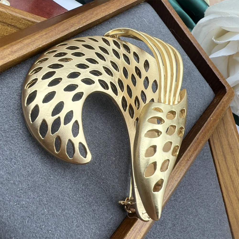 Fashion Senior Temperament Brass gold platings exquisite Corsage pins Brooch for women's girl gift  Jewelry Accessory